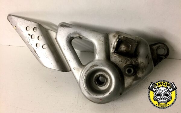 Soporte de estribera delantera izquierdo HONDA CBF 125cc