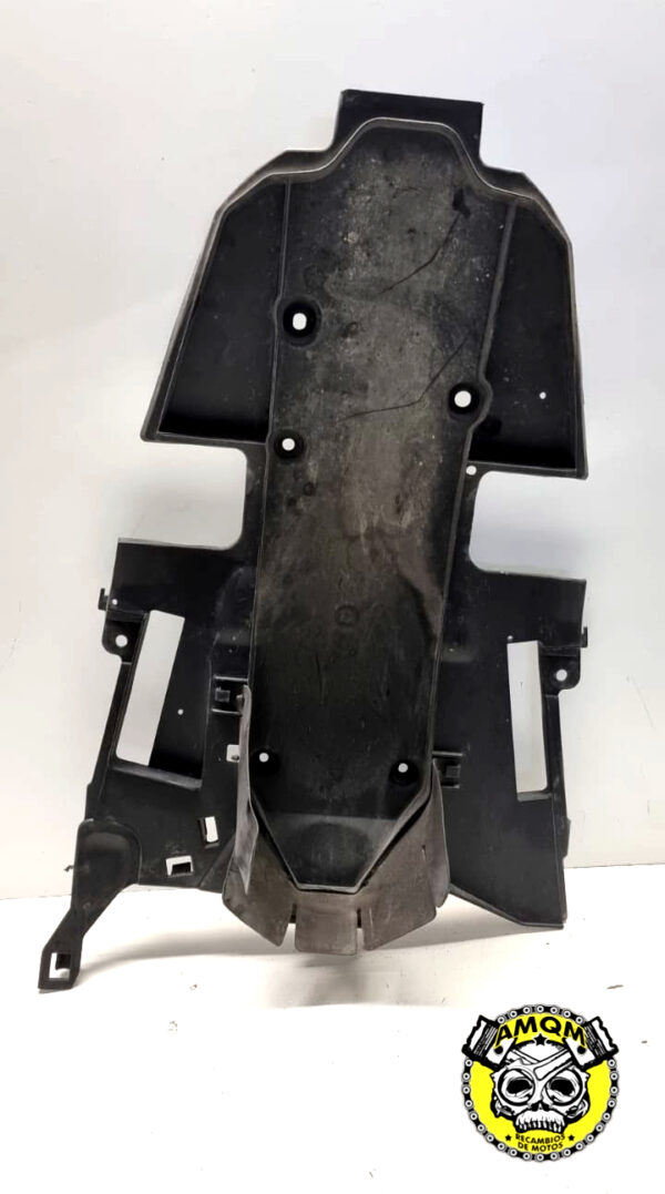 tapa bajo asiento 10