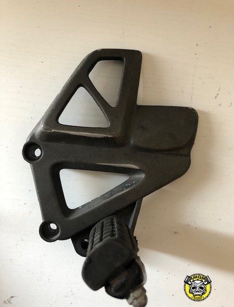 Soporte de estribera delantero derecho 30E