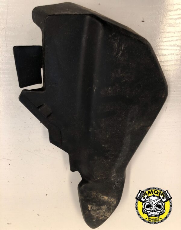 embellecedor bajo asiento izq 10