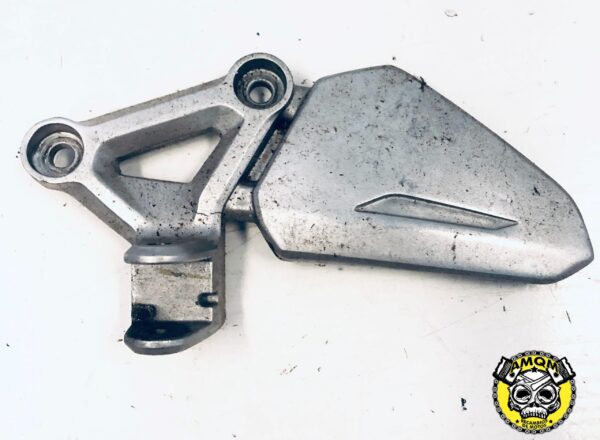 soporte de estribera izquierda delantera 20E