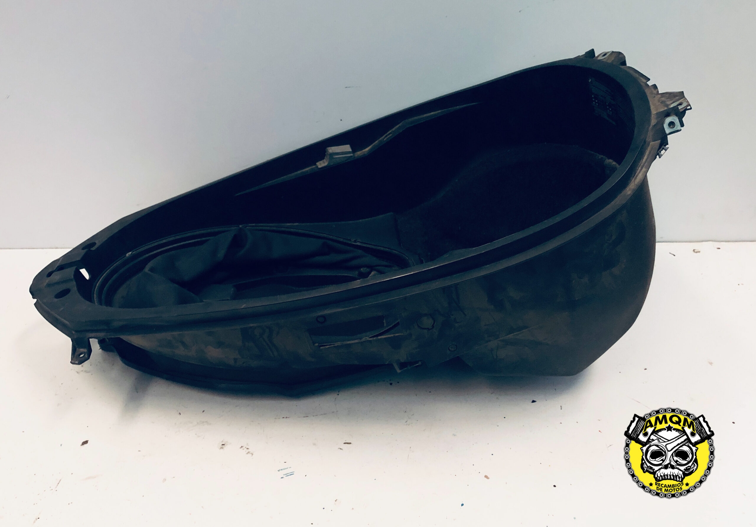 baul bajo asiento 100E