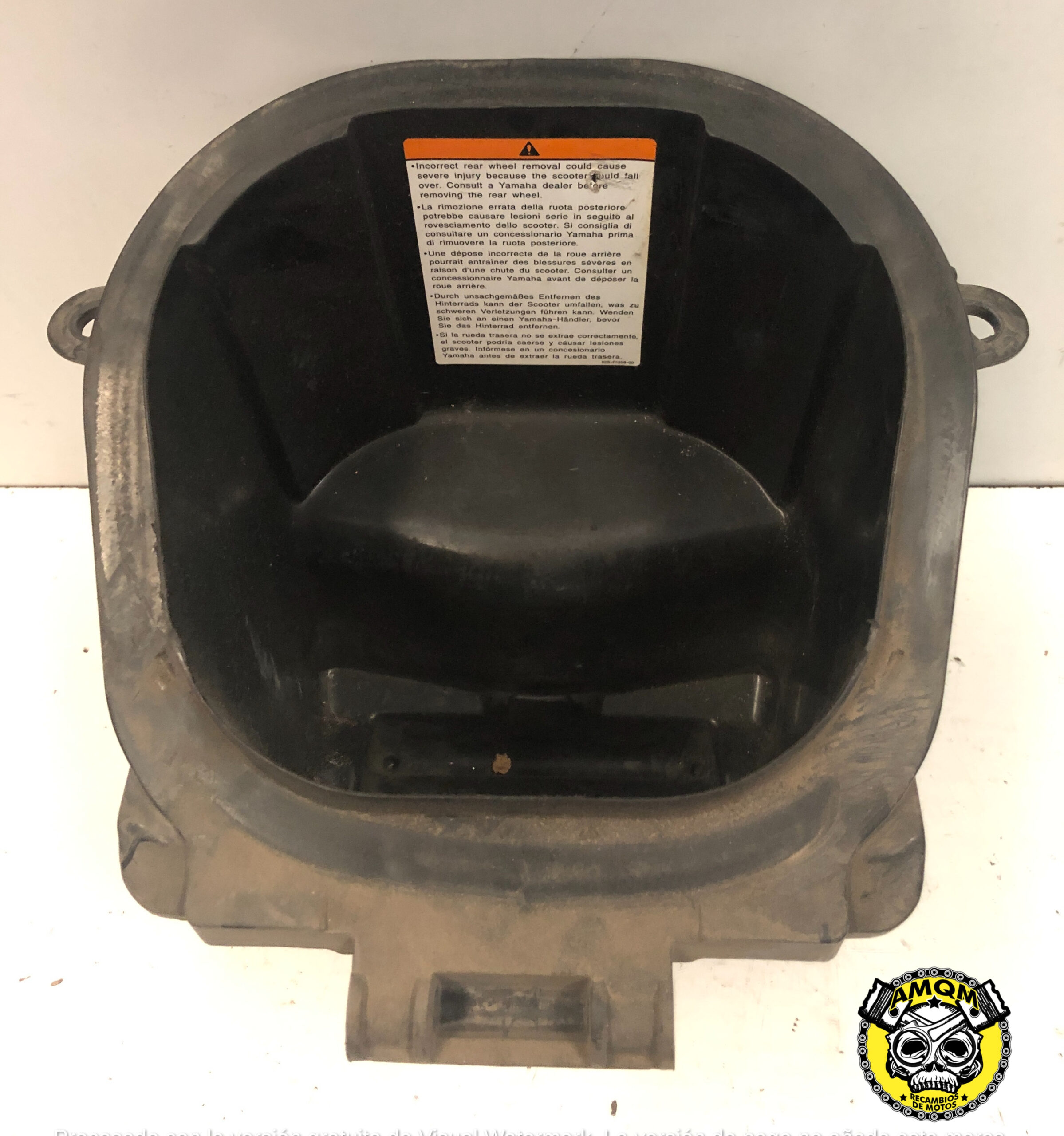 baul bajo asiento 25E 2