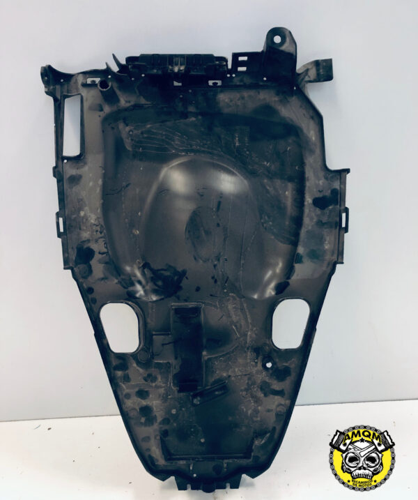 tapa bajo asiento 25E 1