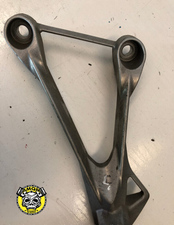 soporte de estribera trasera izquierda 25E