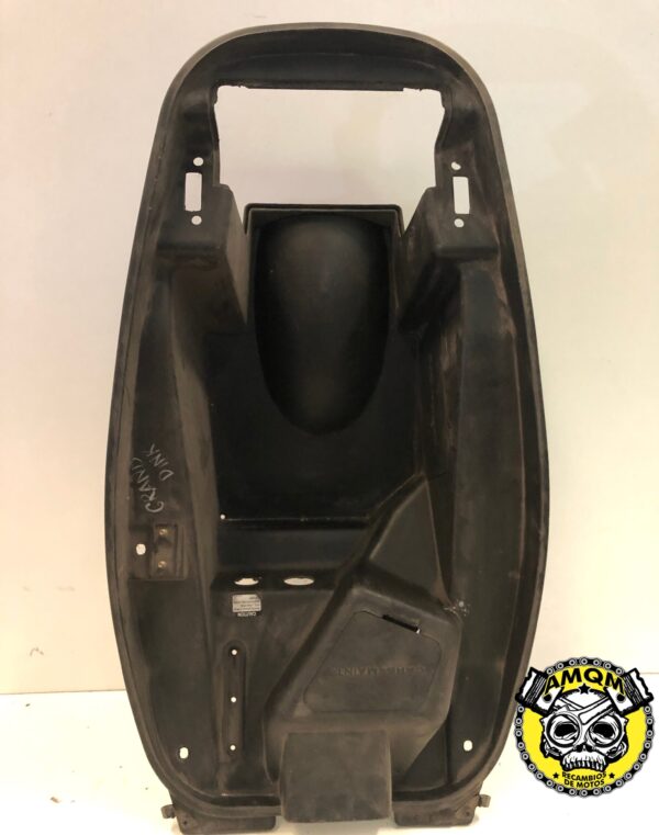 tapa bajo asiento 25E