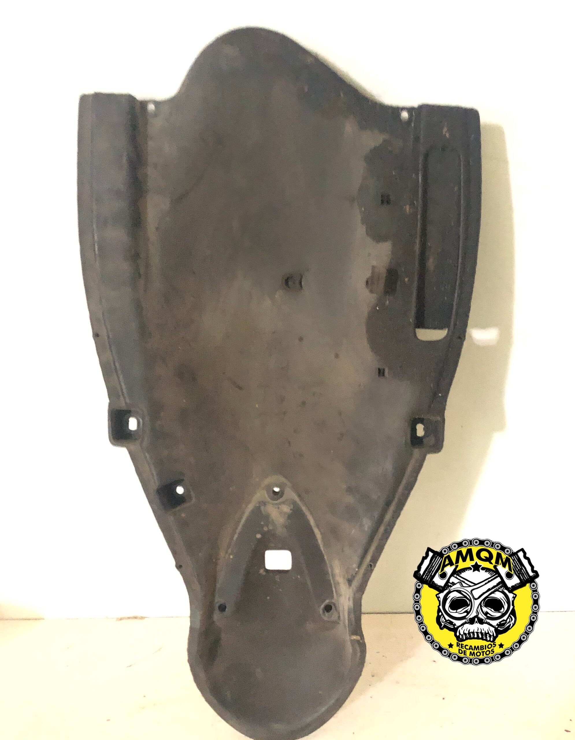TAPA BAJO ASIENTO 10E 1